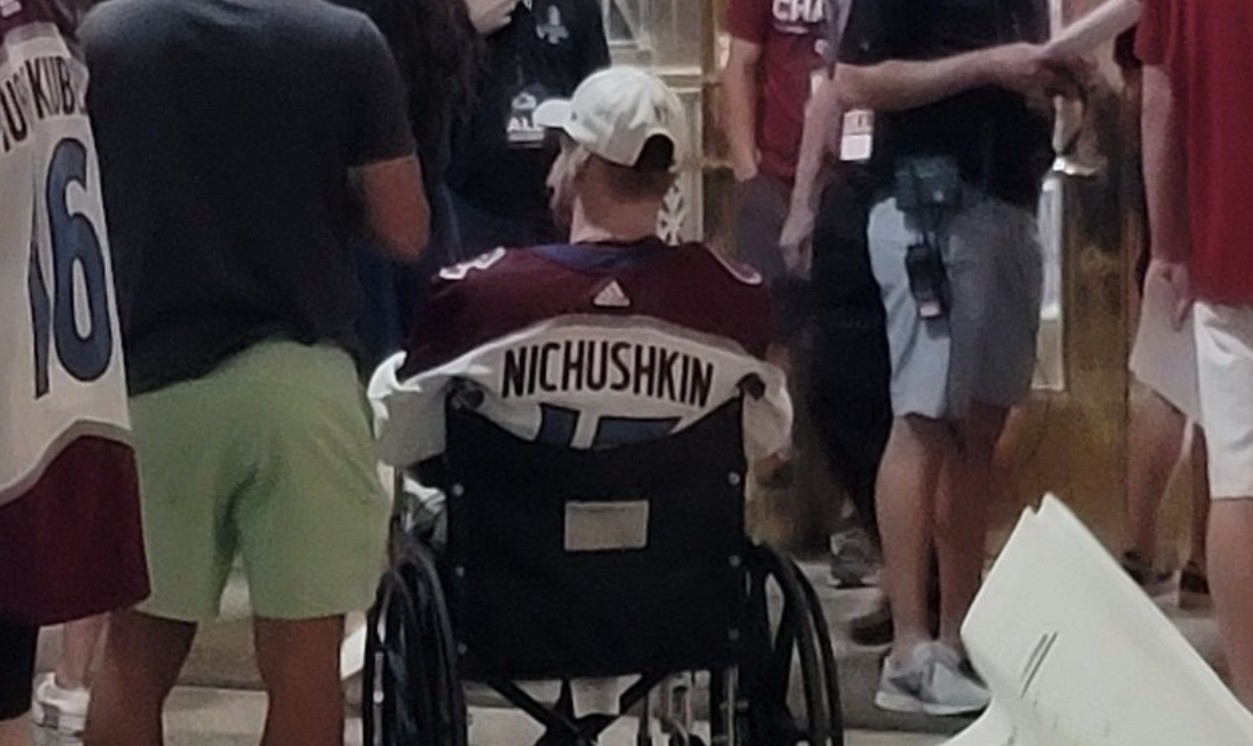 Blessé, Valeri Nichushkin s'est rendu à la parade de l'Avalanche en chaise roulante