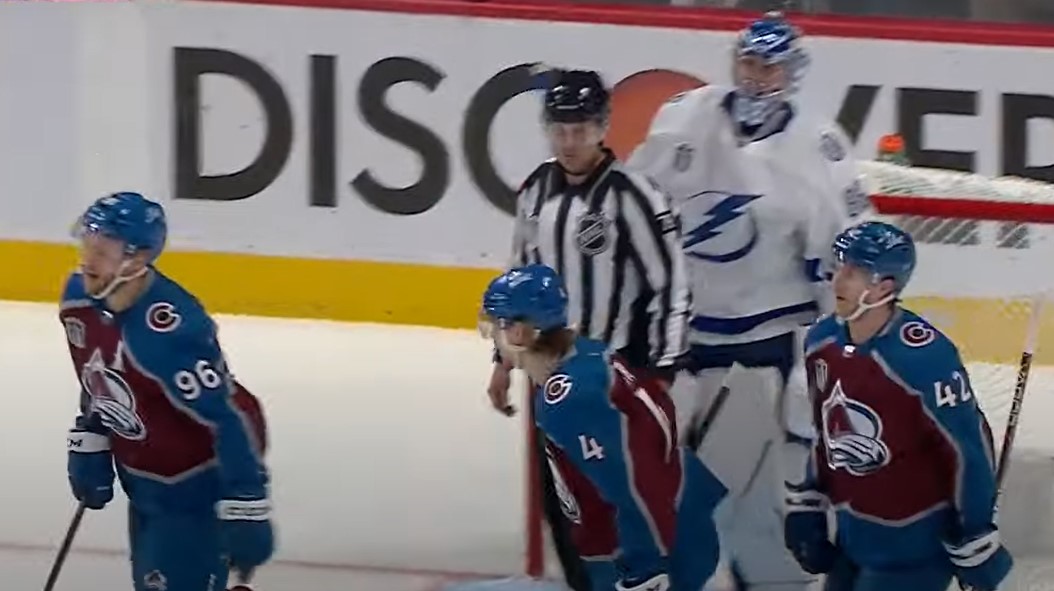 Séries en bref : l'Avalanche démolit le Lightning 7 à 0 dans le match numéro deux