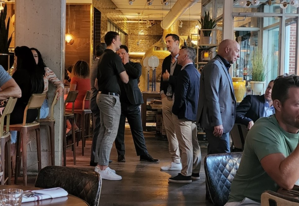 L'état-major du Canadien a été aperçu en public avec (ce qui semble être) Logan Mailloux