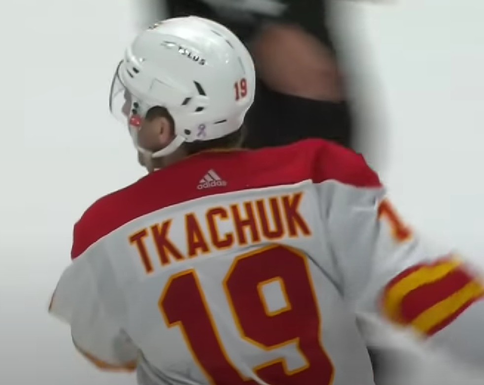 Matthew Tkachuk coupe officiellement les ponts avec les Flames