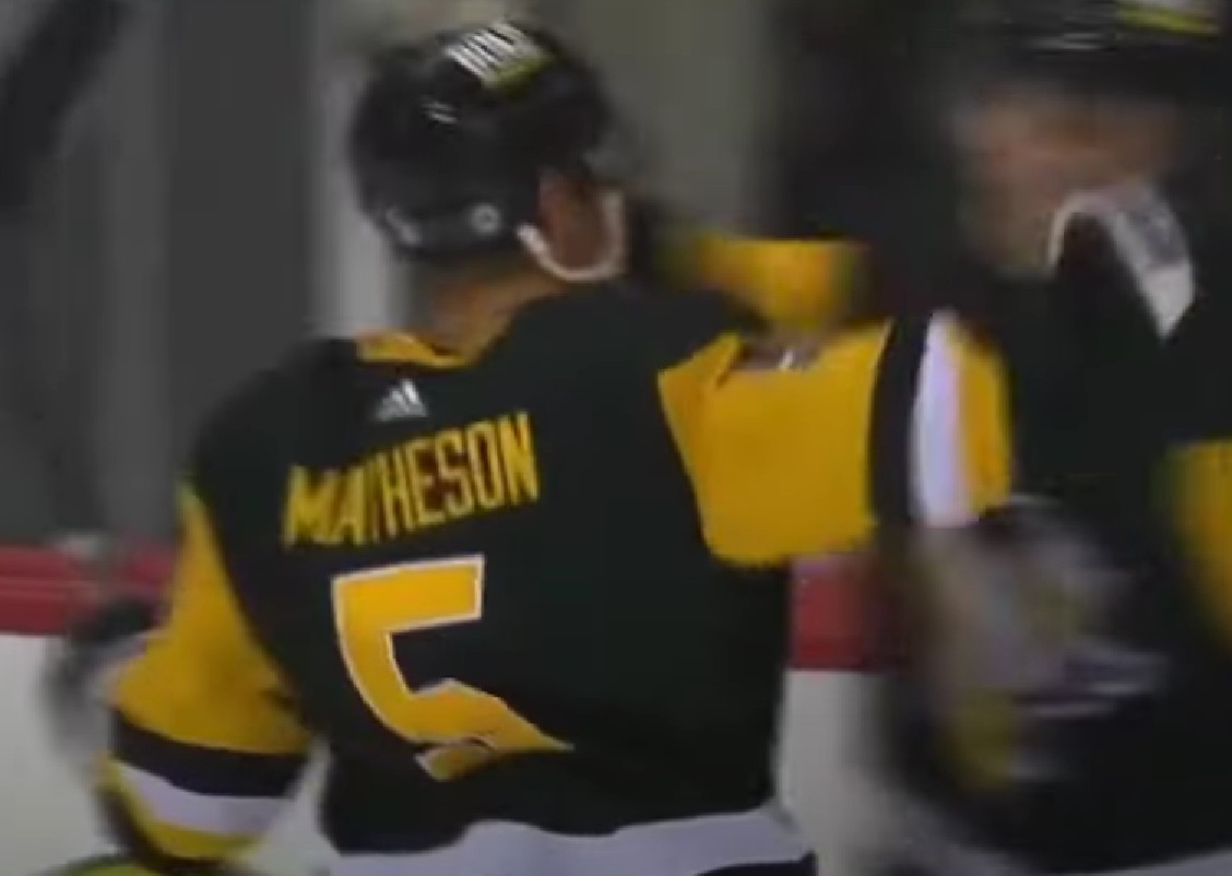 Mike Matheson est prêt à jouer à droite si on lui demande