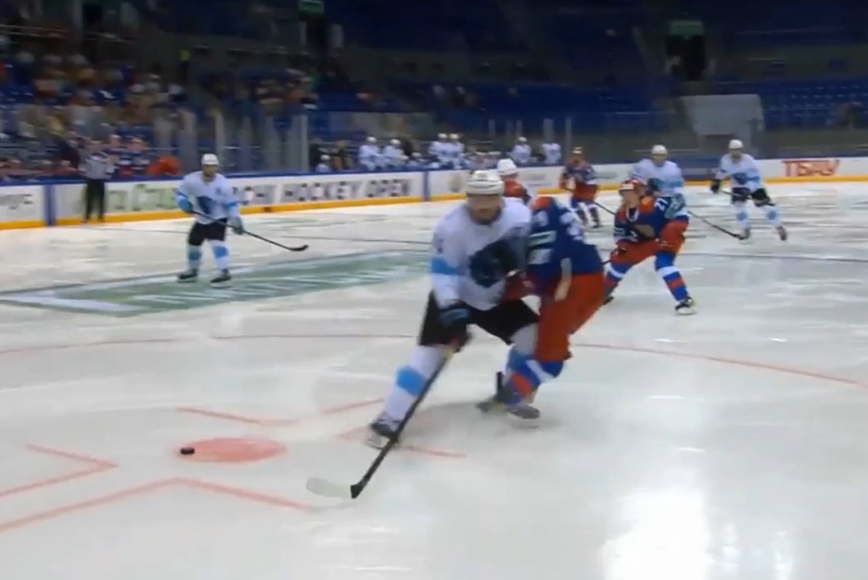 Même dans un tournoi estival, Alexei Emelin n'a pas peur de frapper des jeunes