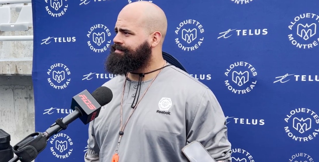 Alouettes : Byron Archambault instruit les joueurs sur l'histoire du hockey pendant les réunions