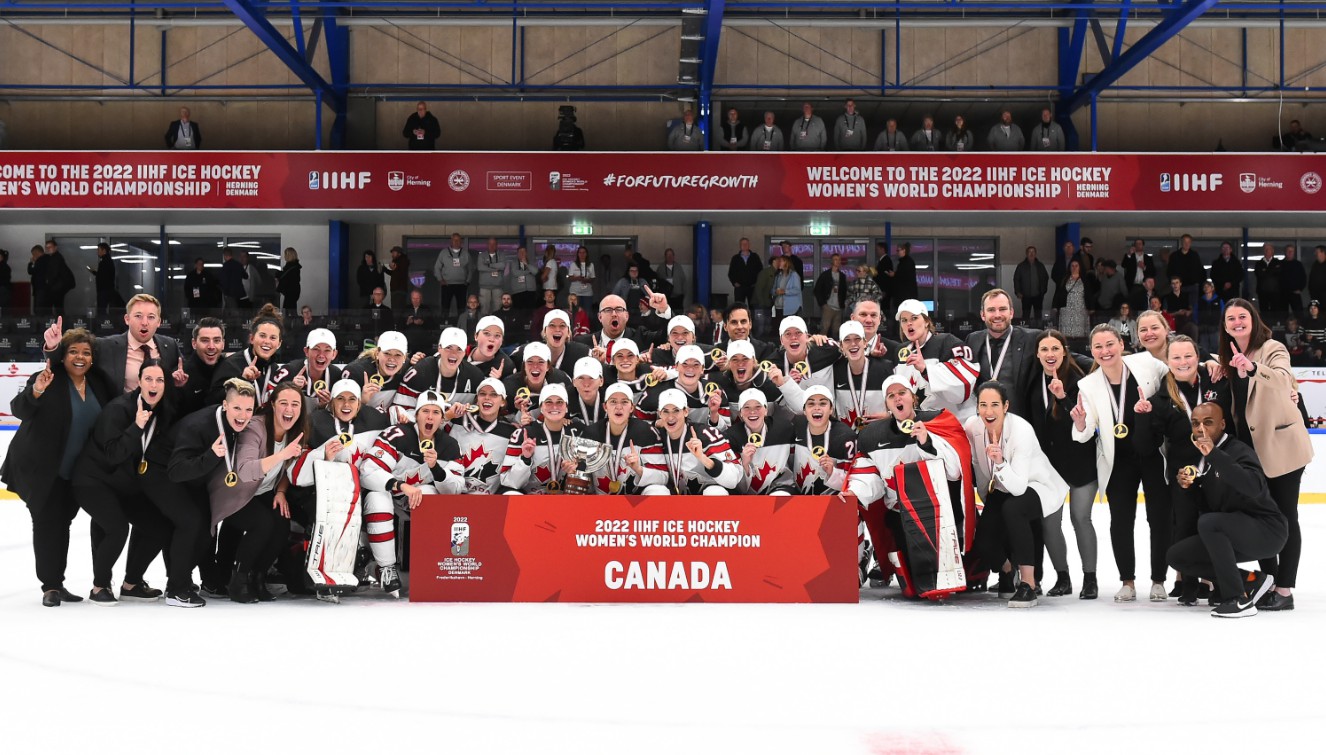 Hockey Canada : voir le PDG Scott Smith remettre les médailles d'or aux joueuses n'a pas passé