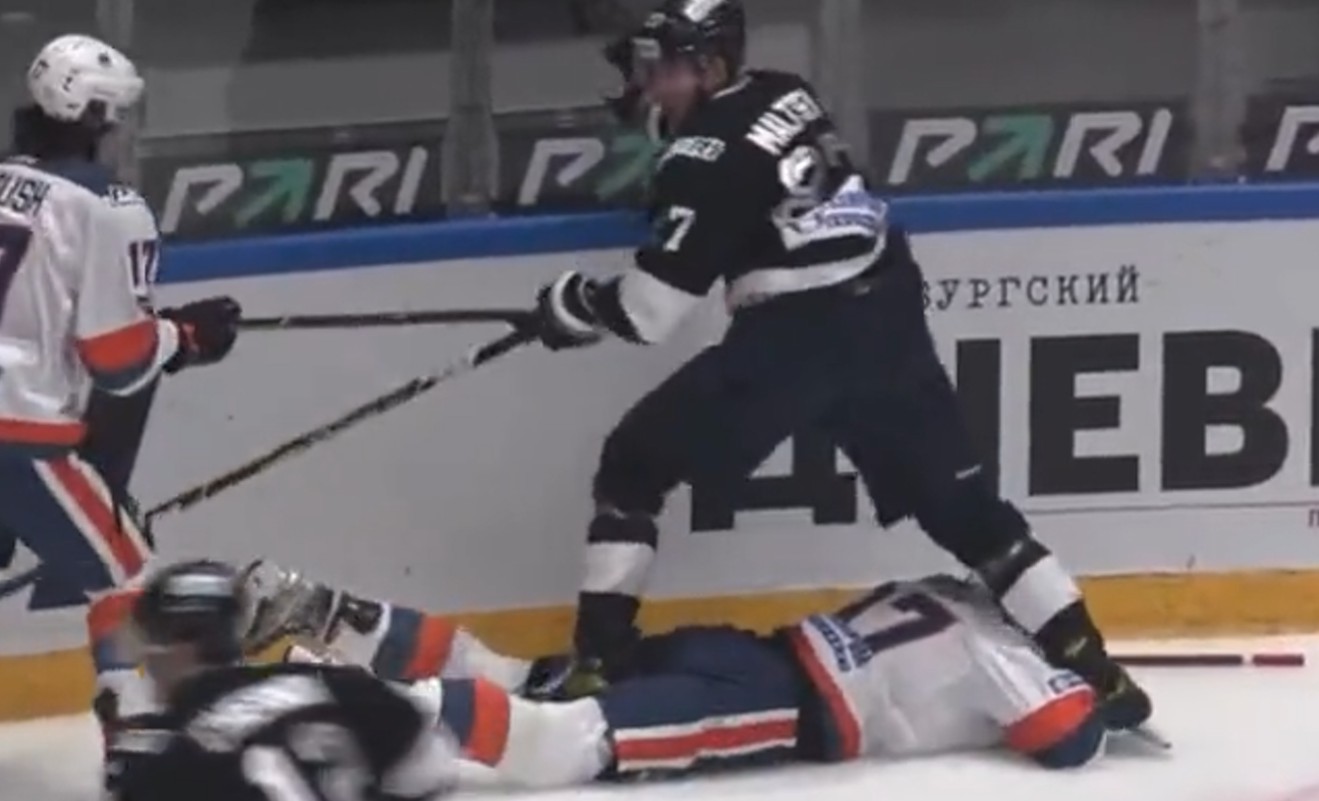 Russie : un joueur a été transporté aux soins intensifs après être entré tête première dans la bande