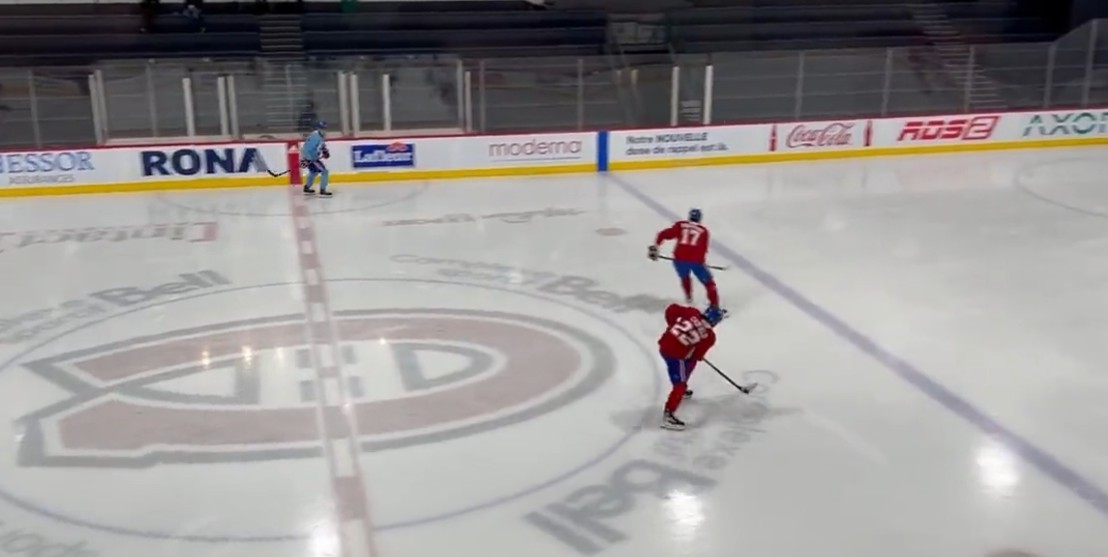 Nick Suzuki (chandail bleu poudre) s'est entraîné avec Cole Caufield et Josh Anderson