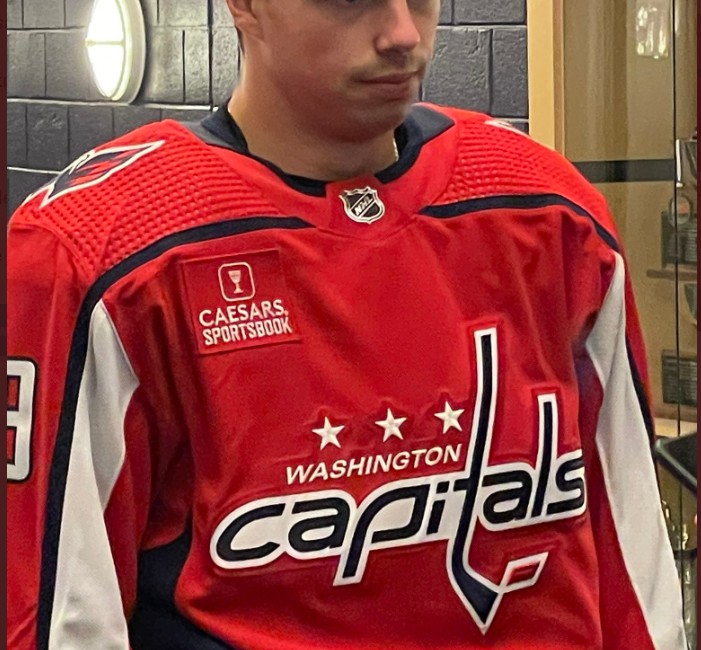 Les commanditaires sur les chandails débarquent (officiellement) dans la LNH