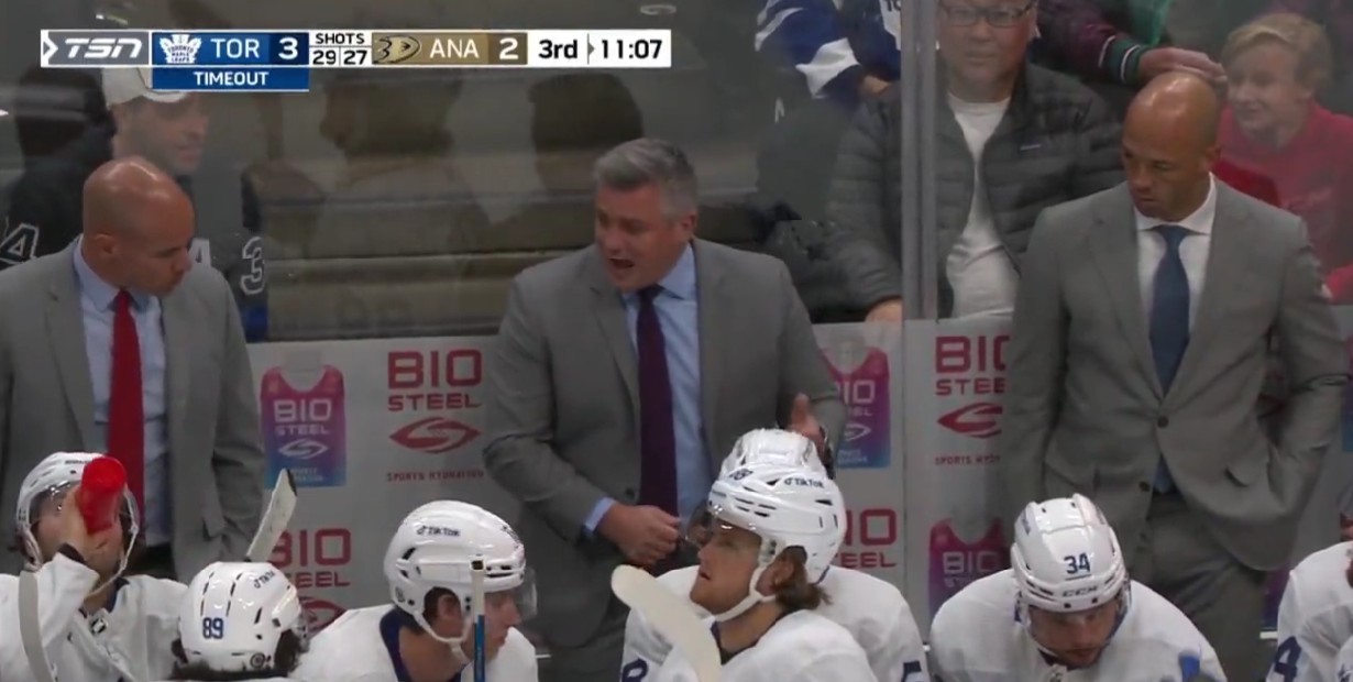 Barry Trotz souffle dans le cou de Sheldon Keefe et il pourrait le remplacer d’ici un mois