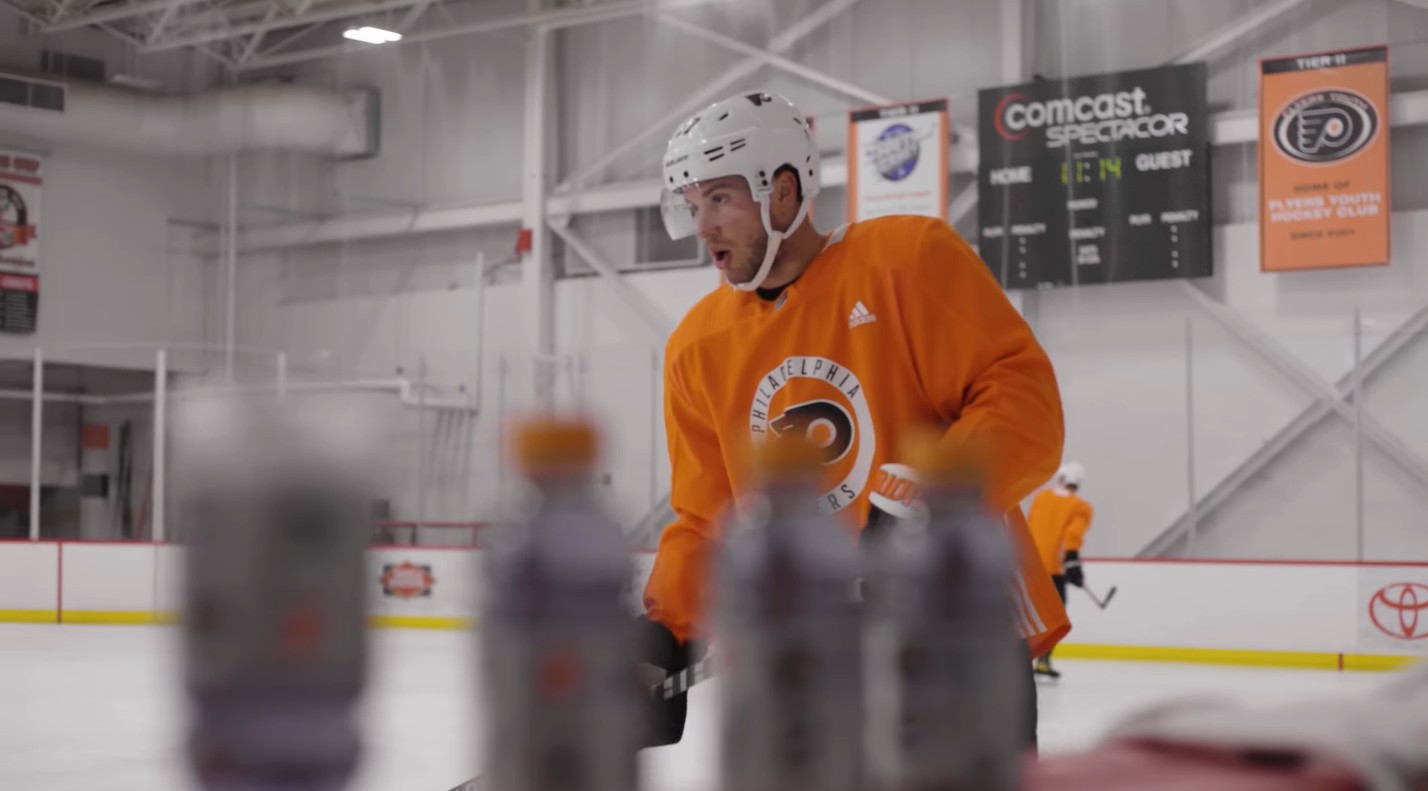 Frustré, Tony DeAngelo lance son bâton et quitte l'entraînement des Flyers