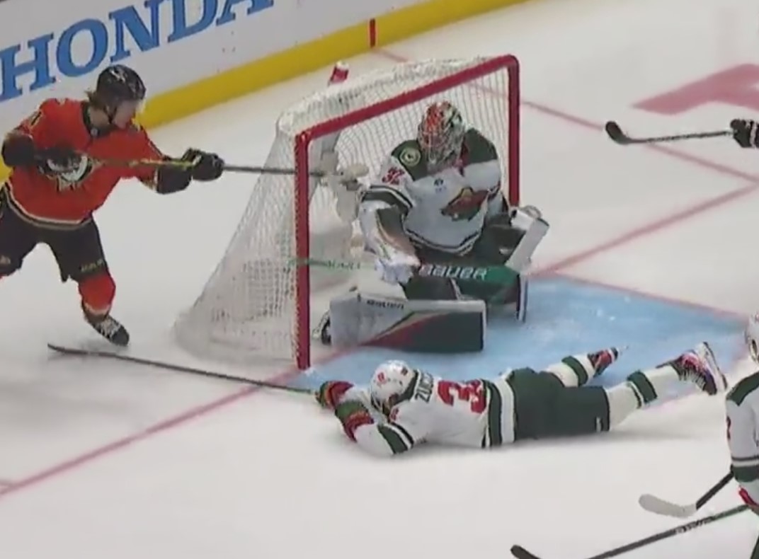 Top-5 : Trevor Zegras marque un autre but Michigan (mais celui-là est refusé)