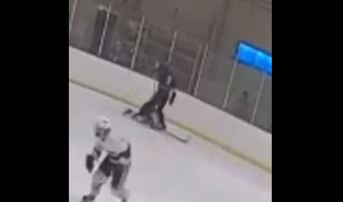 Un jeune joueur de hockey a été attaqué à la tête par le patin de son adversaire