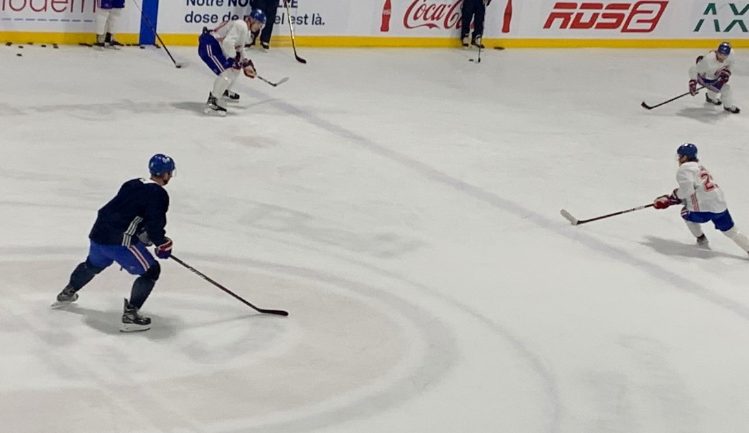 Mike Matheson est de retour avec ses coéquipiers à l'entraînement