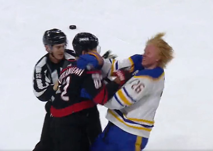 Top-3 : Jesperi Kotkaniemi frappe au visage Rasmus Dahlin