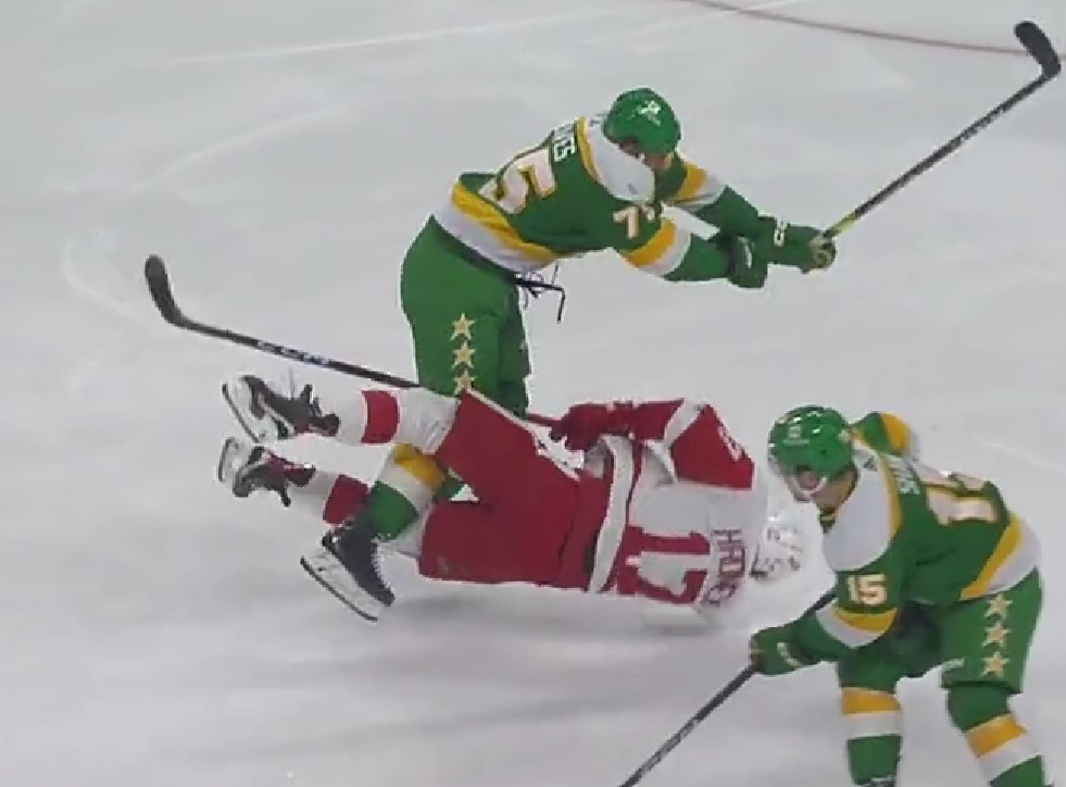 Top-3 : Ryan Reaves détruit Filip Hronek et jette les gants contre Ben Chiarot