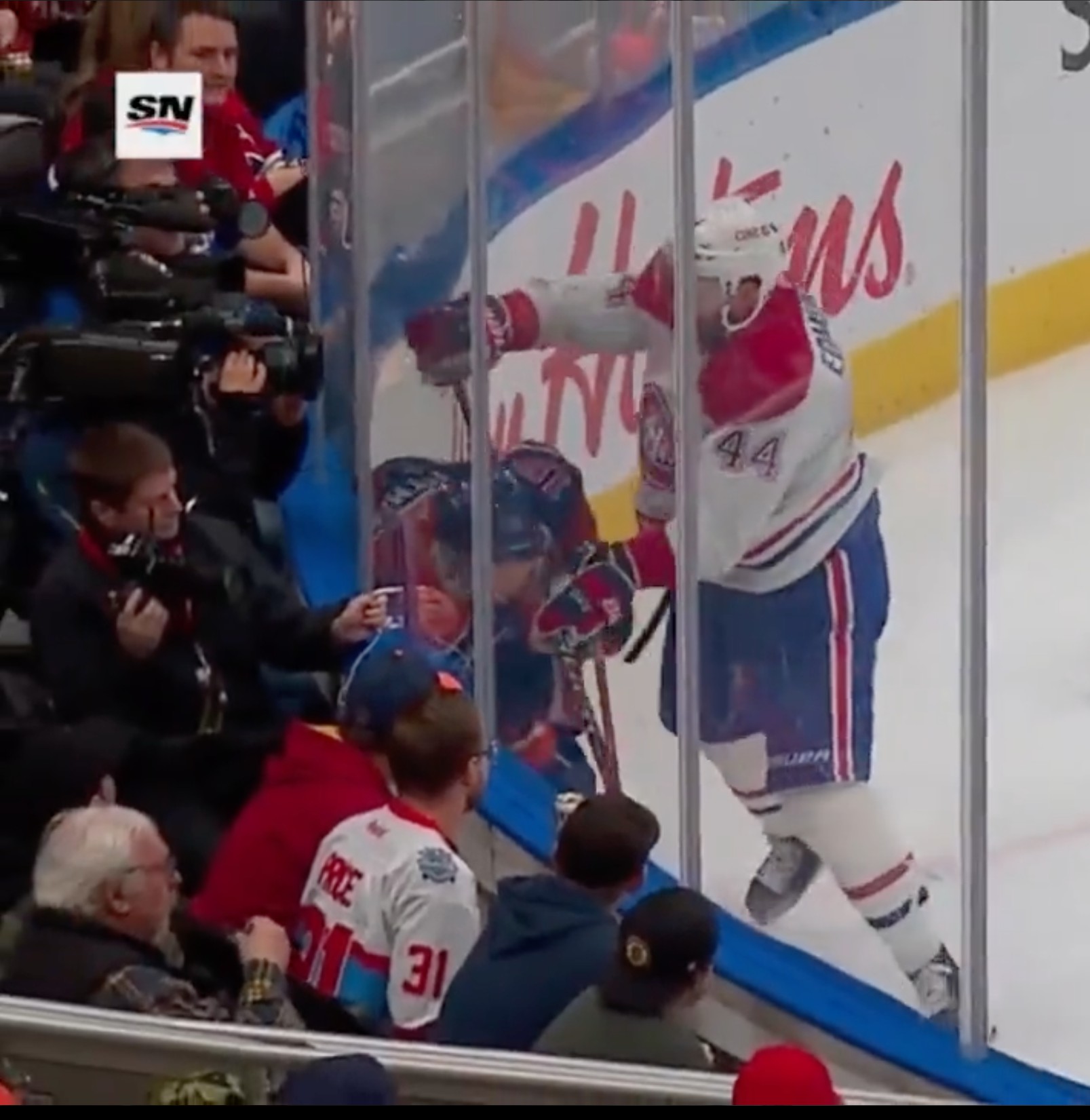 Joel Edmundson est expulsé du match face aux Oilers