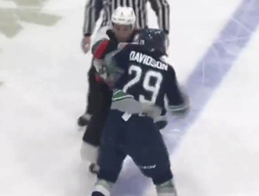 Jared Davidson a couché son adversaire d'un seul coup de poing lors d'un combat hier