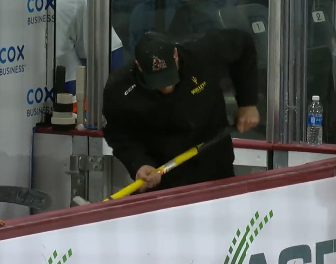 Mullett Arena : la porte du banc des Islanders s'est brisée hier soir