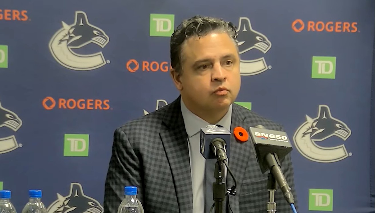 Les Canucks ont maintenant trois entraîneurs-chef sur leur « payroll »