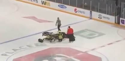 Scène inquiétante : L'espoir du CH Vinzenz Rohrer quitte sur une civière