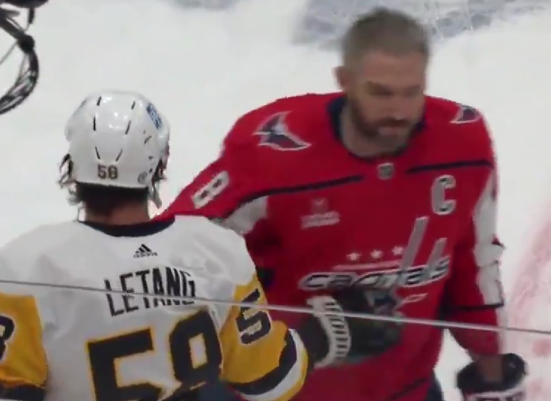Alexander Ovechkin est allé prendre des nouvelles de Kris Letang durant l'échauffement