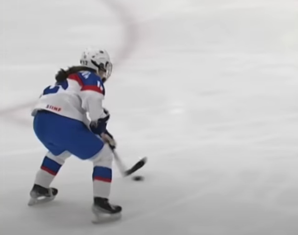 Une fille de 14 ans affiche de meilleures statistiques que Juraj Slafkovsky au même âge (dans la même ligue)