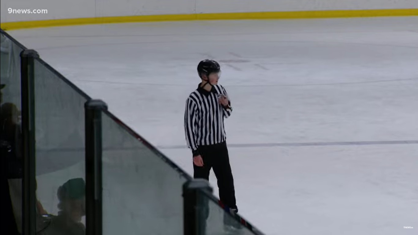 Un entraîneur-chef de la LNH aurait agressé verbalement de jeunes arbitres