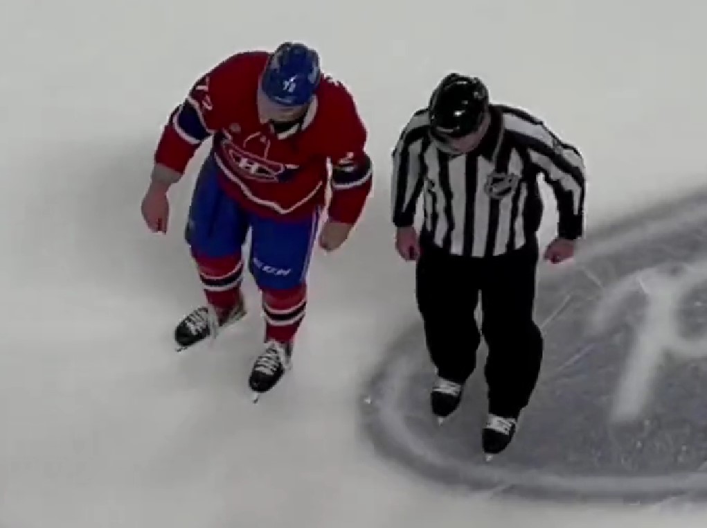 Arber Xhekaj se blesse (à l'épaule?) durant une bagarre