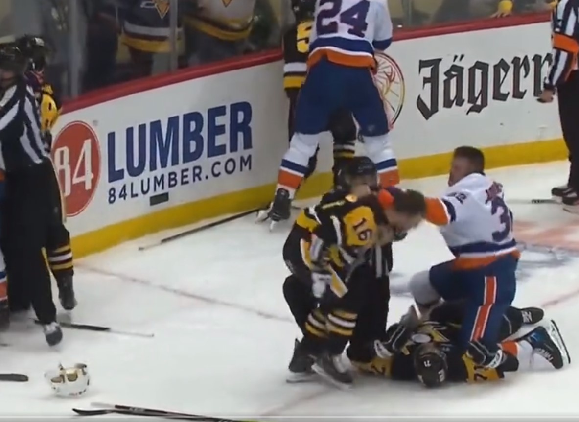 Top-5 : Mêlée générale impliquant dix joueurs à Pittsburgh