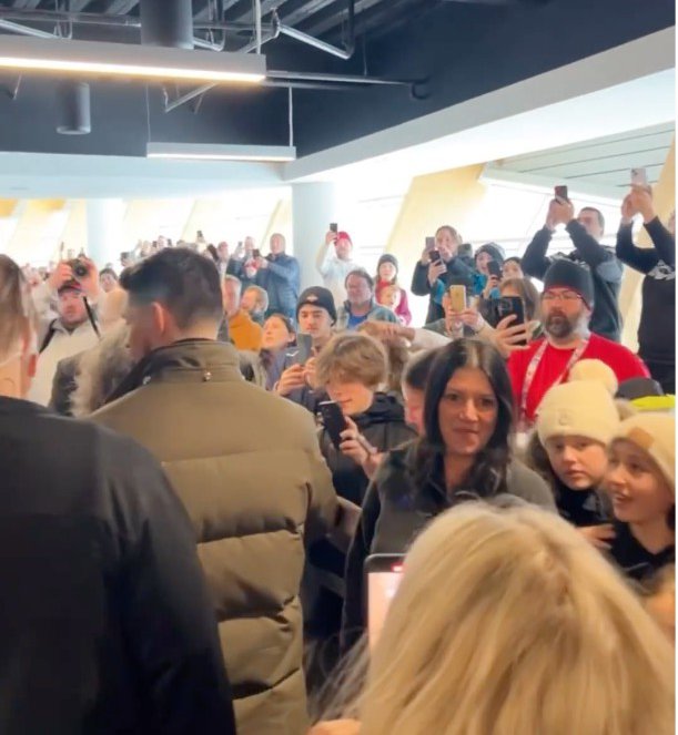 Des centaines de partisans attendent des heures pour rencontrer Carey Price