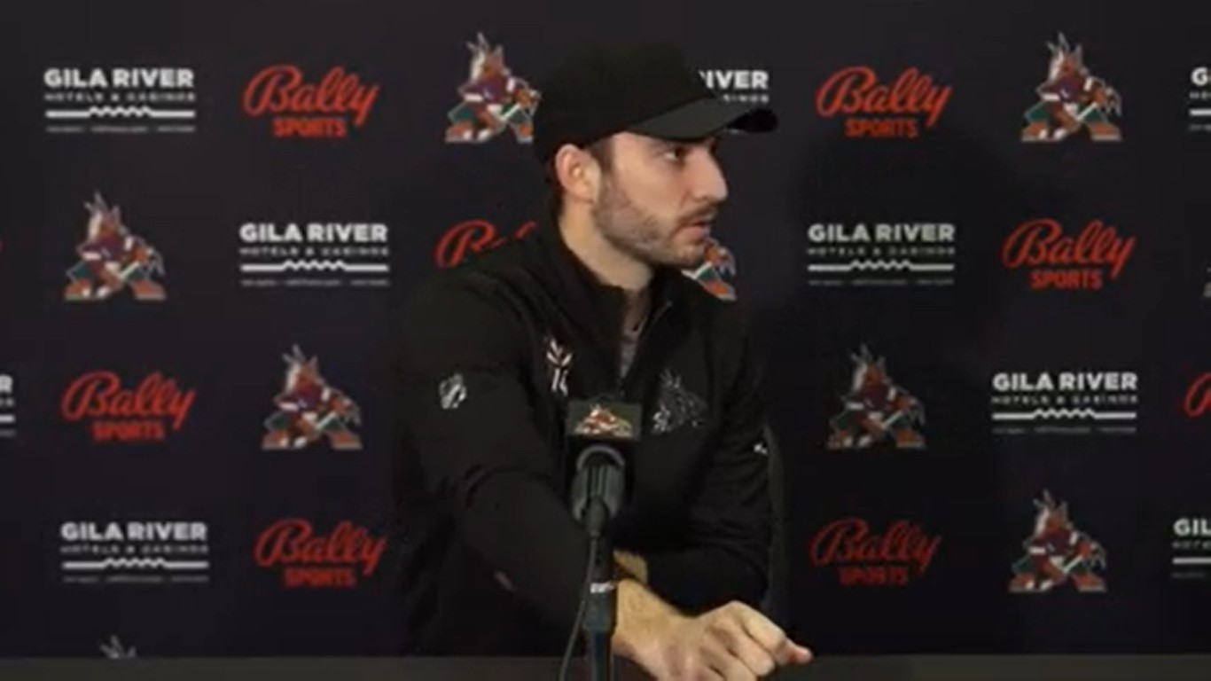 Les Coyotes échangent Shayne Gostisbehere en Caroline