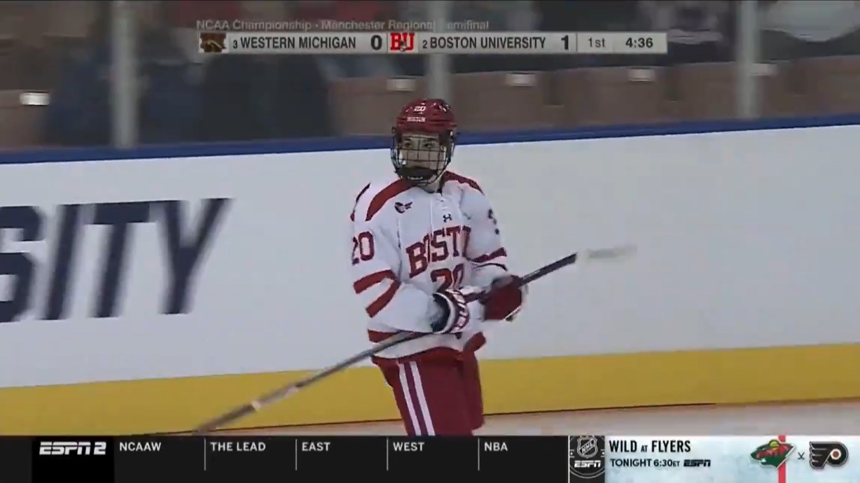 Lane Hutson marque dans une victoire de l'Université de Boston