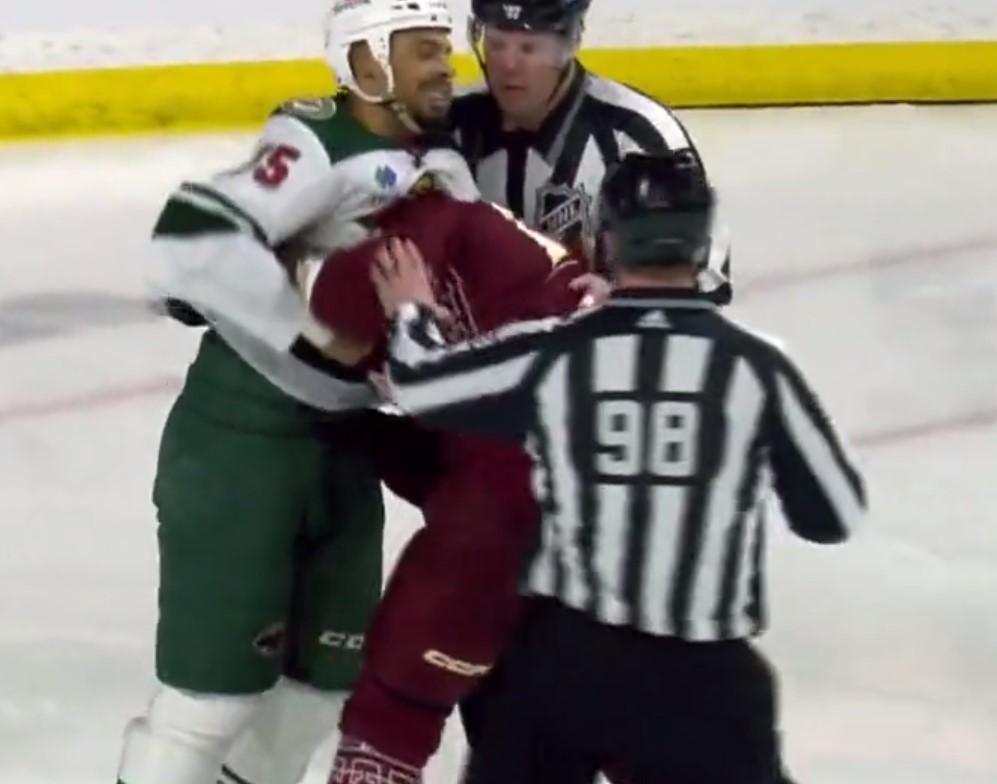 Top-5 : Ryan Reaves et Bokondji Imama se livrent l'une des bagarres les plus ridicules de l'histoire