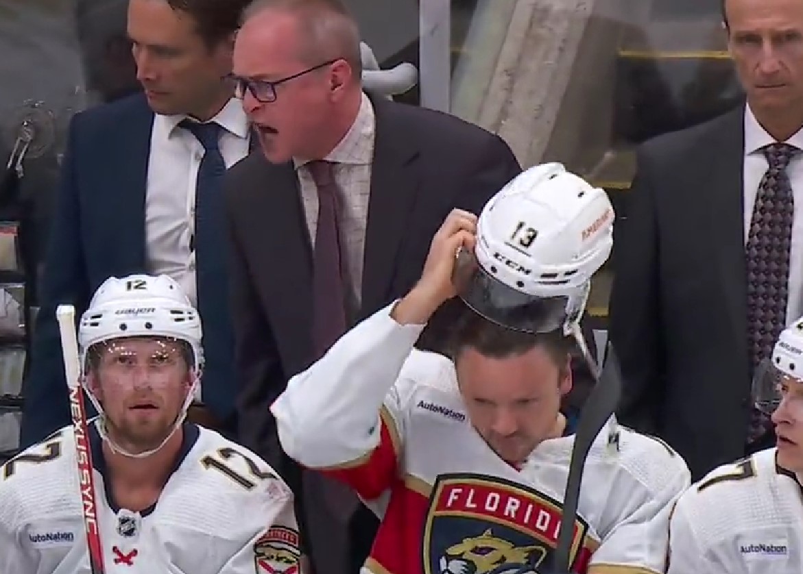 Top-3 : Paul Maurice envoie promener toute son équipe après un but (refusé)