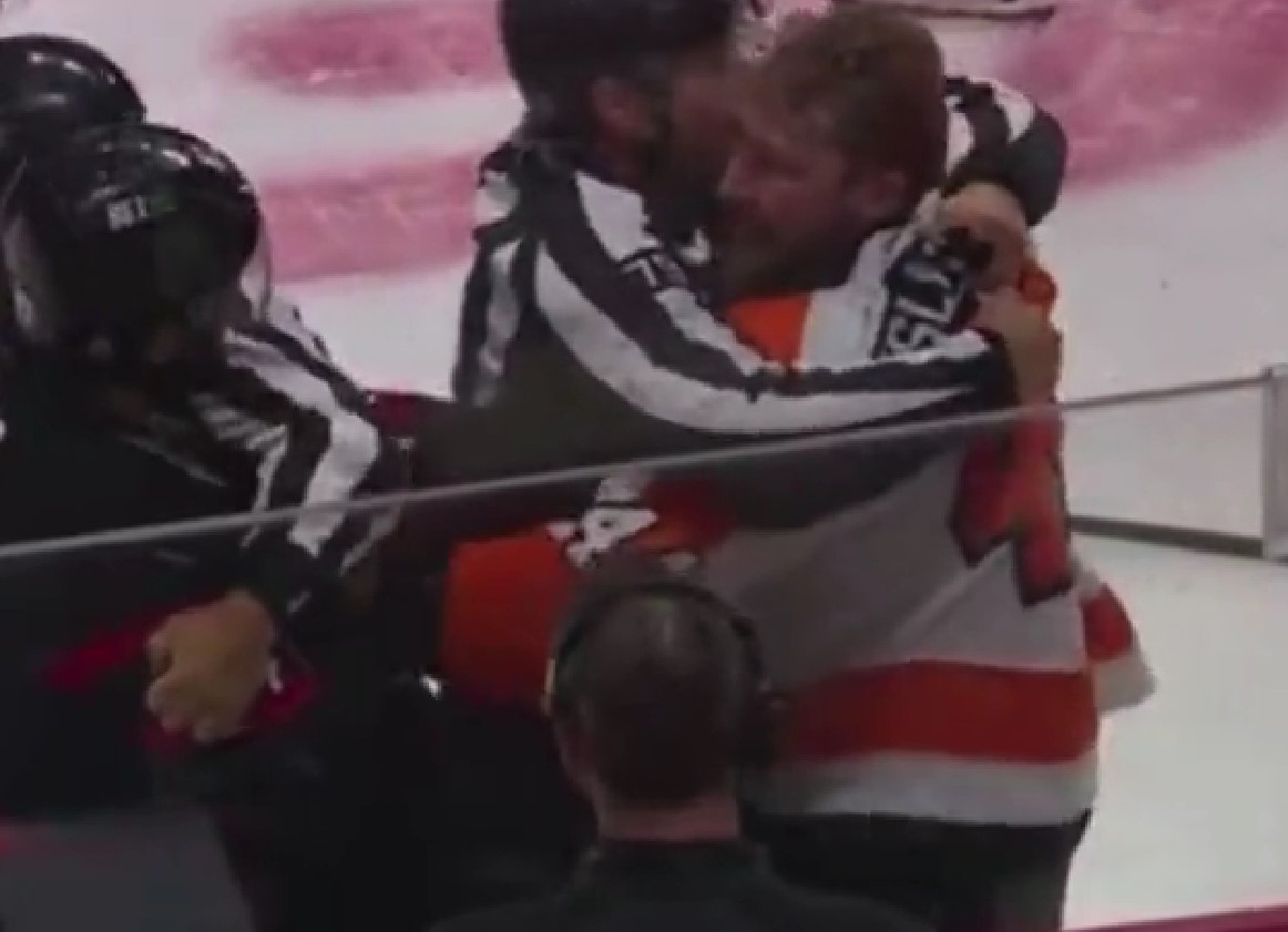 Top-5 : Nicolas Deslauriers se bat avec deux joueurs des Sens sur la même séquence