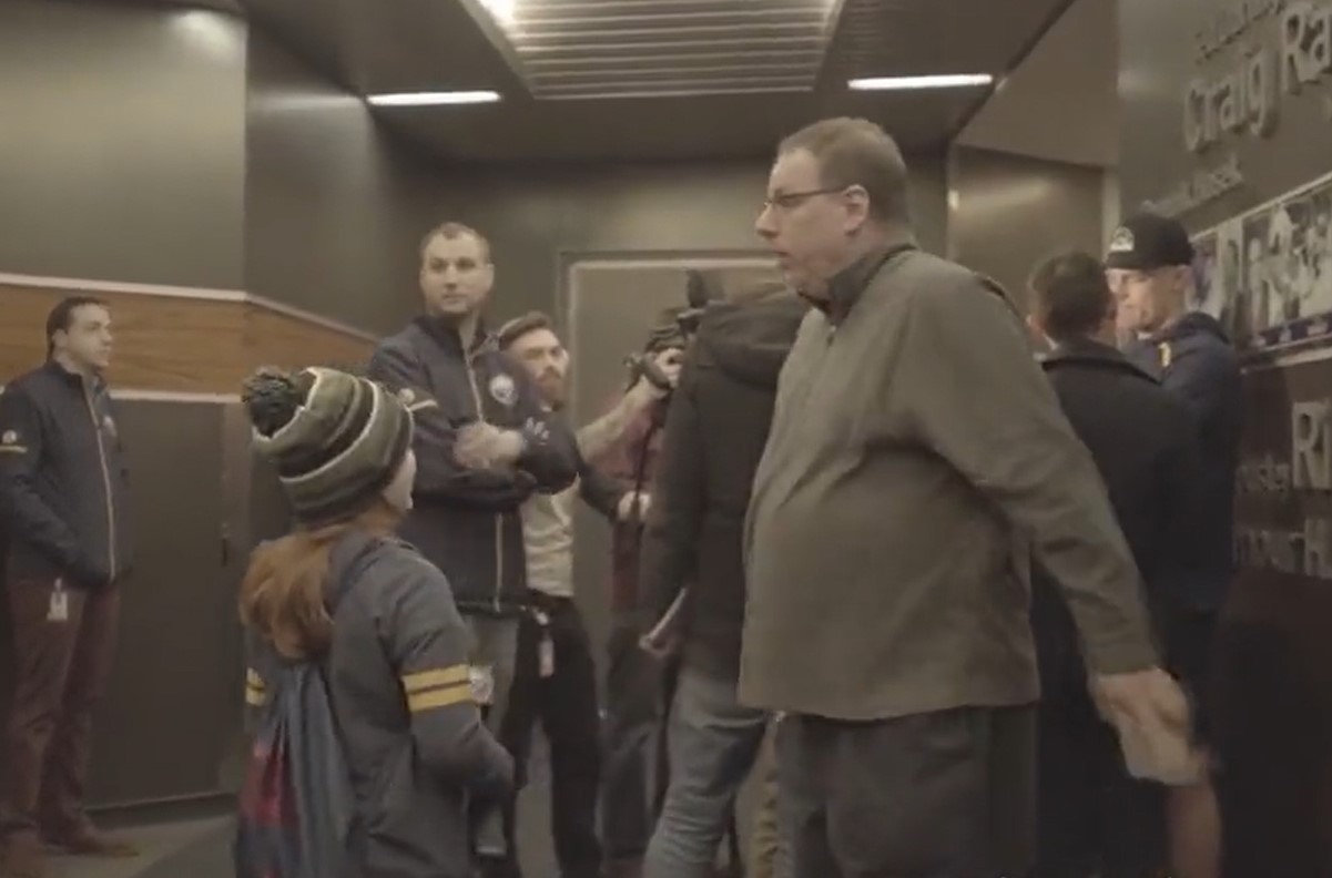 Un journaliste qui a repoussé une fillette en 2019 doit se défendre en 2023