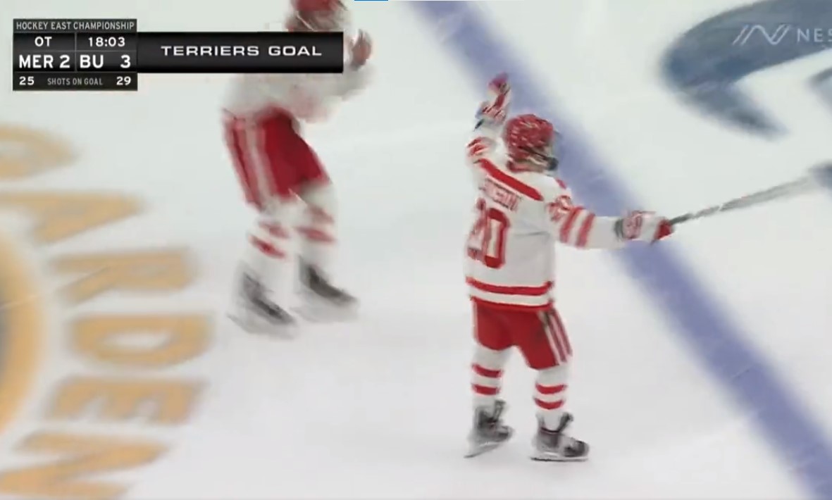 Charlie McAvoy voit Lane Hutson remporter le Hobey Baker