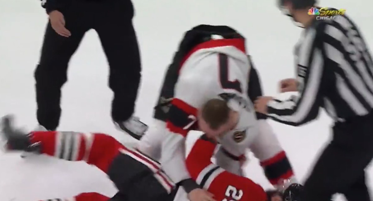 Brady Tkachuk a renversé Jarred Tinordi dans un combat hier soir