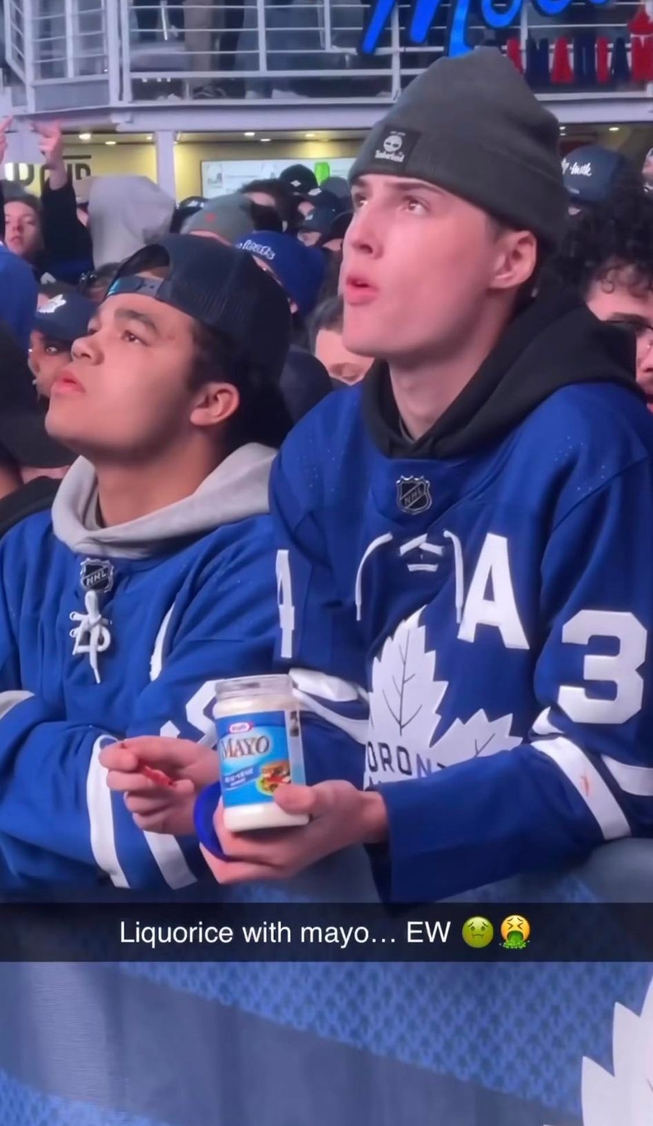 Un partisan des Leafs pris en flagrant délit à tremper sa réglisse dans un pot de mayo