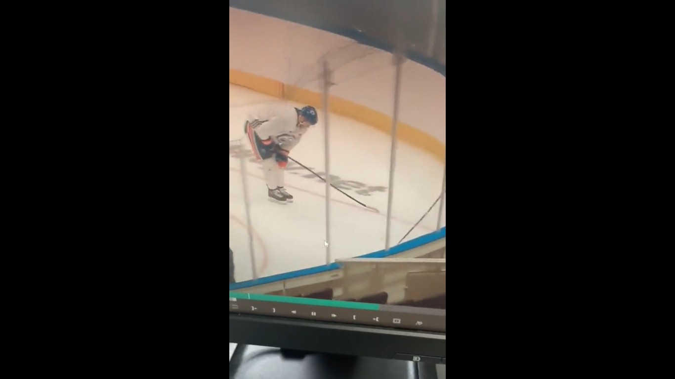 Images : Connor McDavid semblait avoir très mal à la jambe à l'entraînement ce matin