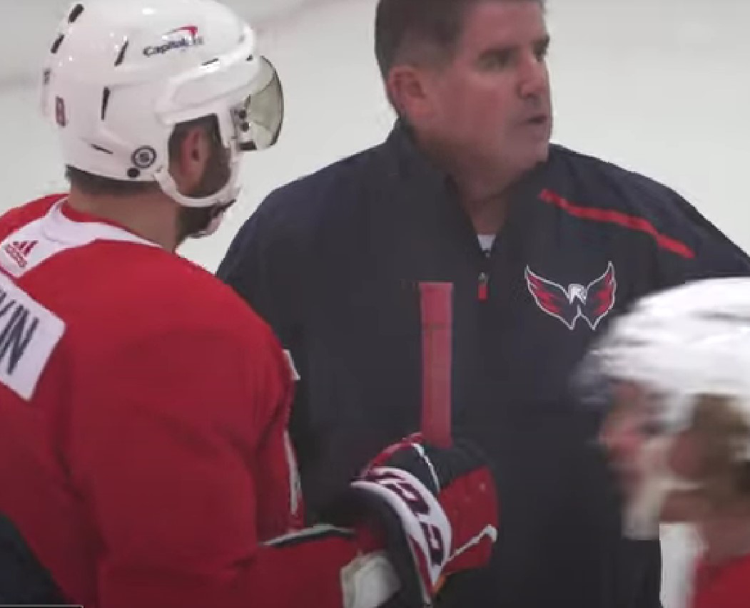 Peter Laviolette ne reviendra pas derrière le banc des Caps l'an prochain