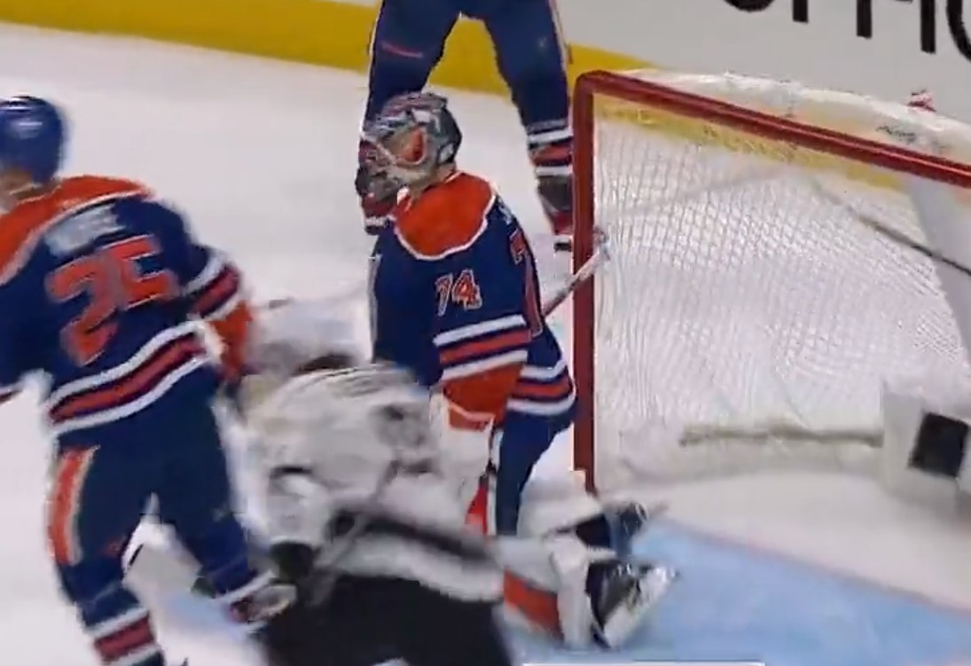 Séries en bref : les Oilers s'effondrent en troisième période et perdent en prolongation