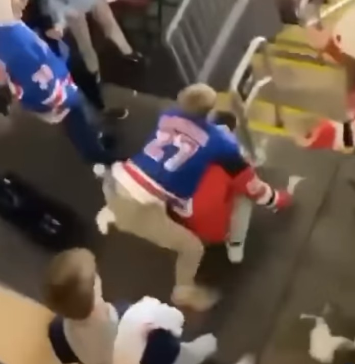 Un partisan des Rangers en a étranglé un des Devils dans les estrades