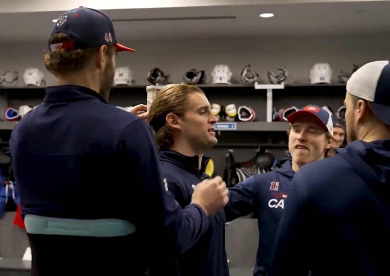 Joel Edmundson porte un pad chauffant au dos