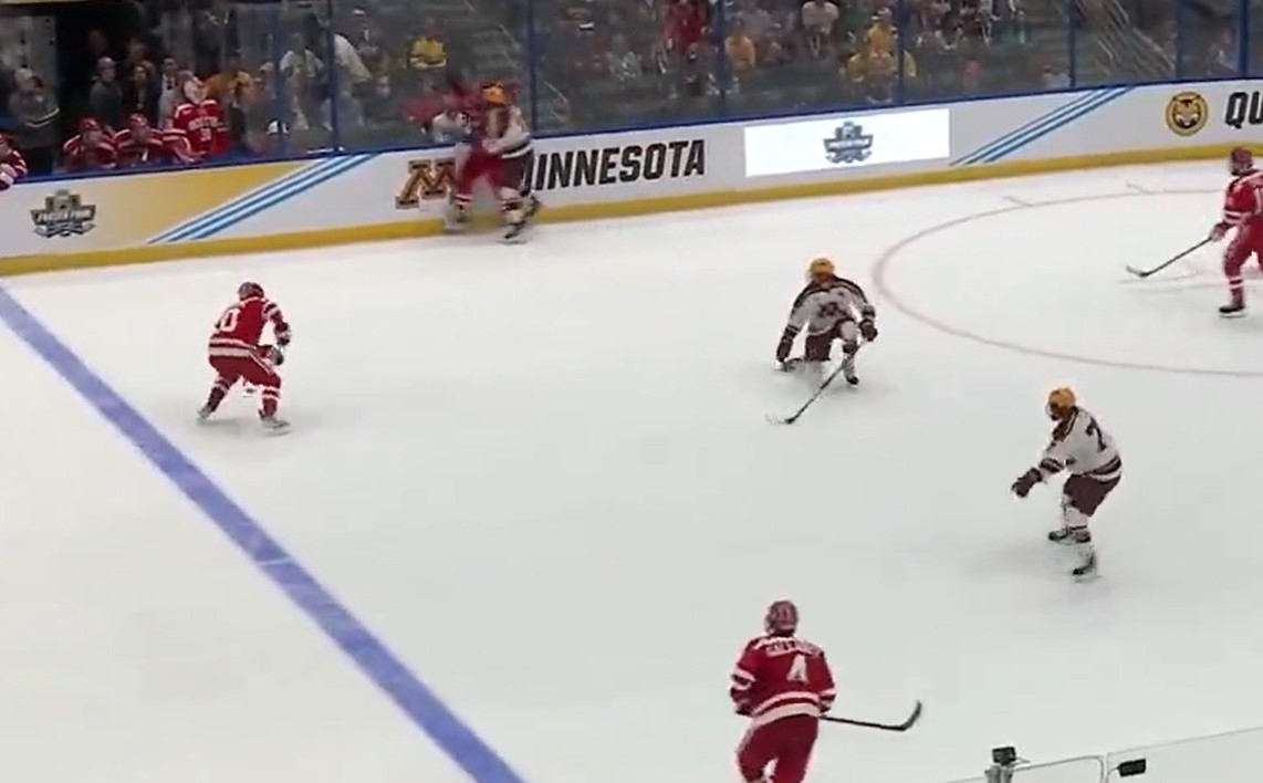 La saison de Lane Hutson (et de Luke Tuch) prend fin dans la NCAA