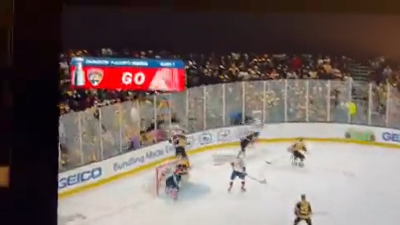 Des partisans soutiennent que le match des Bruins d'hier était truqué