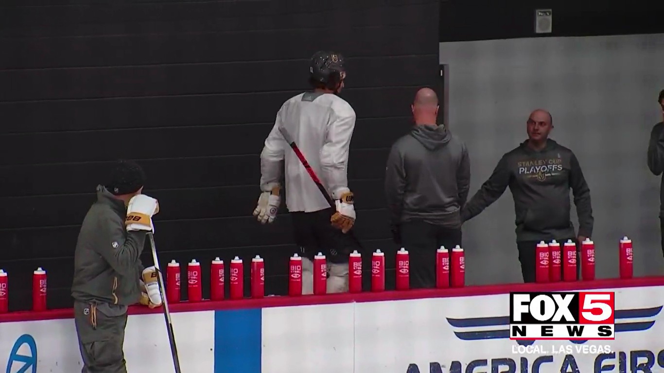 Images : Mark Stone avait l'air pas mal amoché à la dernière pratique des Knights
