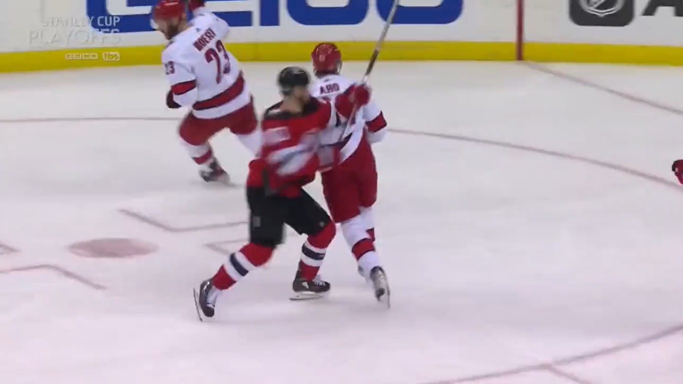 Tomas Tatar évite une suspension malgré un coup de bâton dangereux