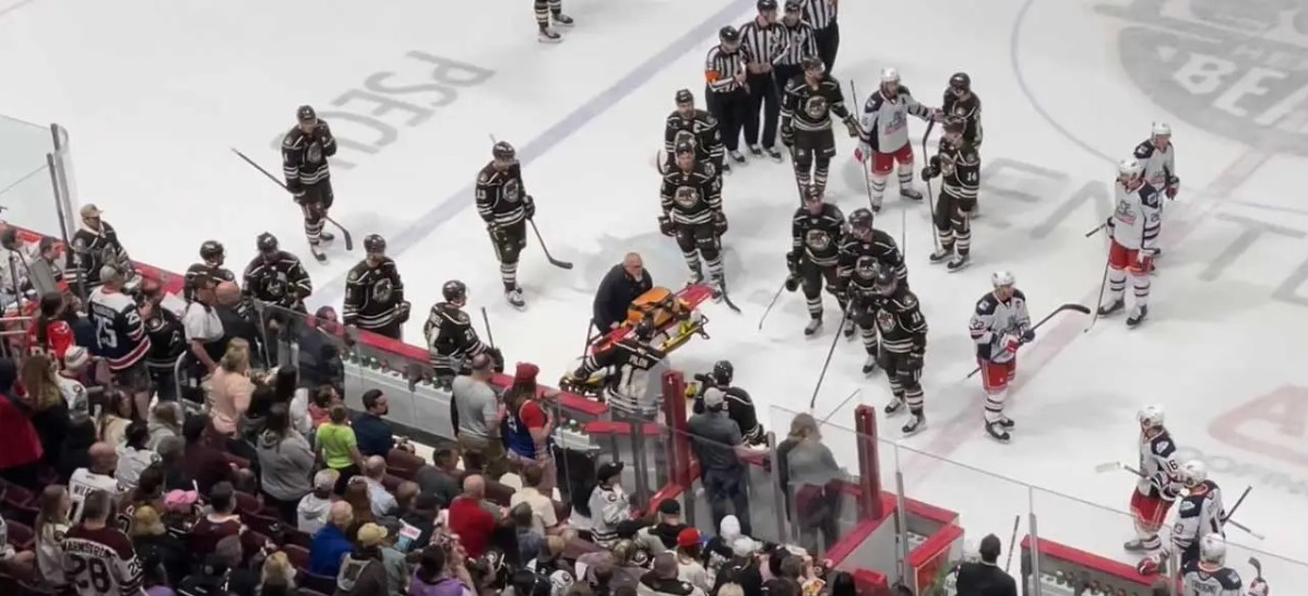 Anton Blidh, joueur de la LAH, s'effondre en plein match
