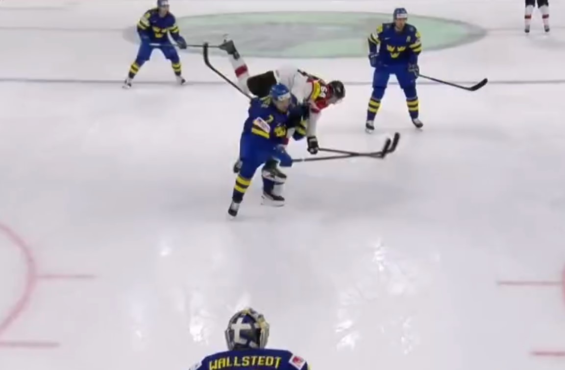 Championnat mondial : David Reinbacher quitte vers l'hôpital