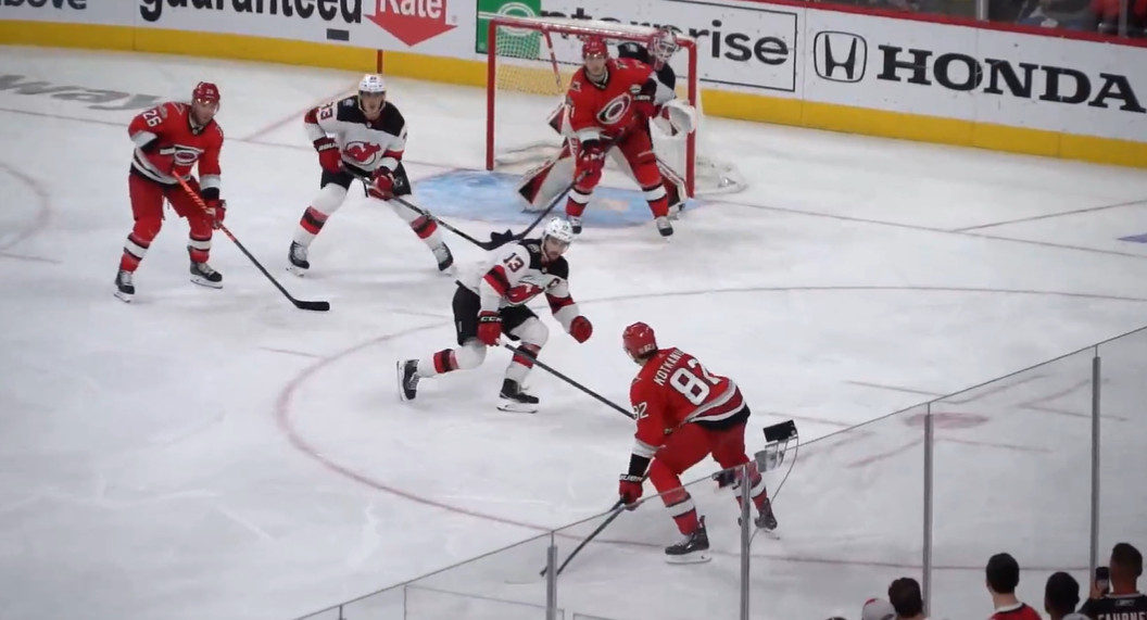 Jesperi Kotkaniemi a connu une excellente série face aux Devils